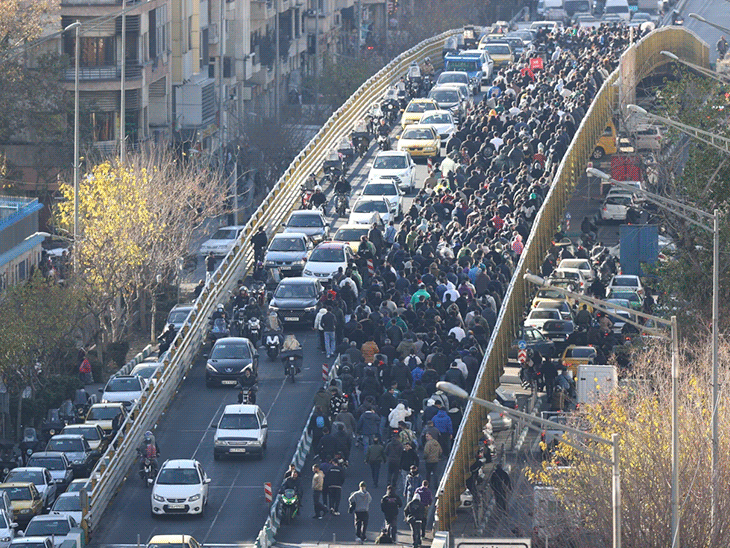 ईरान में सैन्य कार्रवाई के बाद यूपी के 11 युवकों से टूटा संपर्क, गांव में दहशत