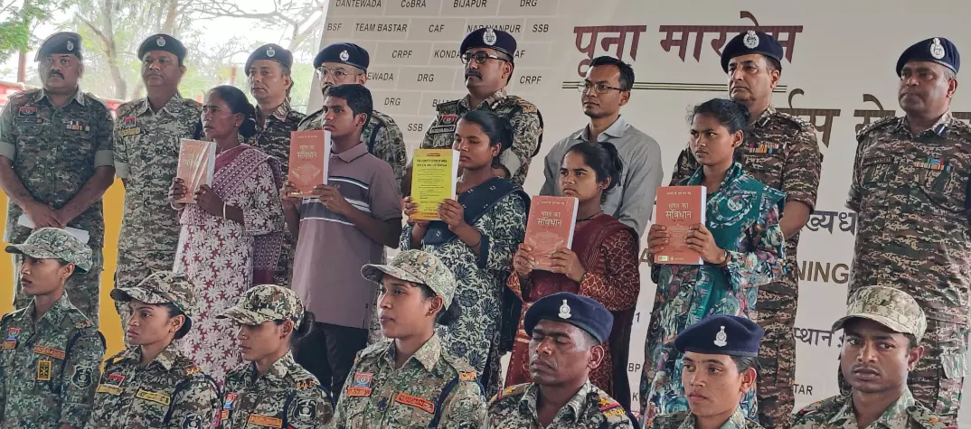 छत्तीसगढ़ में नक्सलवाद ने तोड़ा दम : दंतेवाड़ा में 5 इनामी नक्सलियों का आत्मसमर्पण, सोमें कड़ती भी शामिल छत्तीसगढ़ में नक्सलवाद ने तोड़ा दम : दंतेवाड़ा में 5 इनामी नक्सलियों का आत्मसमर्पण, सोमें कड़ती भी शामिल