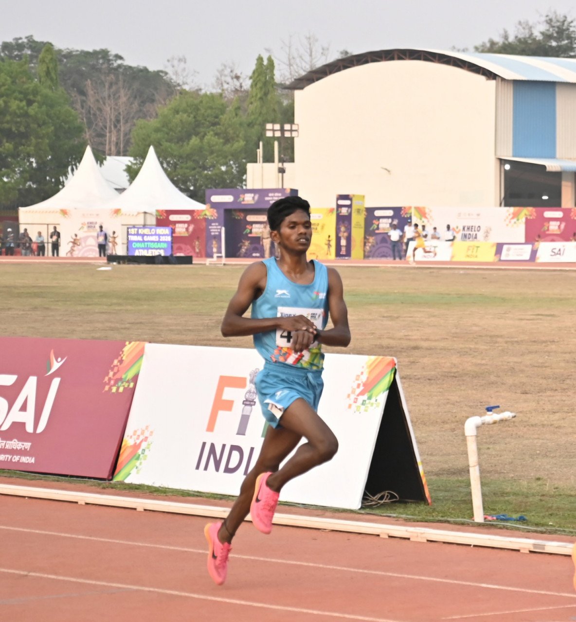 ख़ुद से सीखने वाले सूरज माशी ने उधार के स्पाइक्स पहन जीता 5000 मीटर का रजत पदक ख़ुद से सीखने वाले सूरज माशी ने उधार के स्पाइक्स पहन जीता 5000 मीटर का रजत पदक