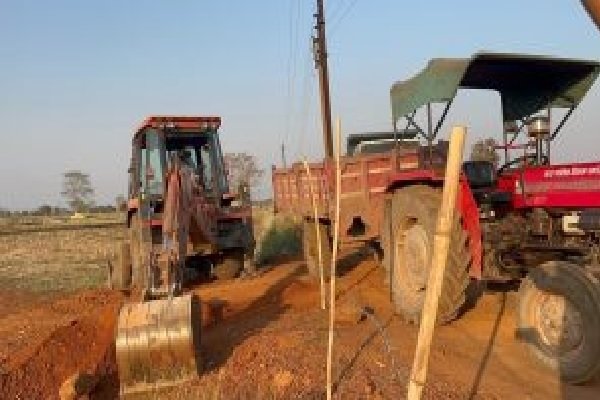 हटकेश्वर में ‘प्लॉटिंग सिंडिकेट’ पर चला बुलडोजर: नोटिस के बाद भी नहीं माने, सड़कें उखाड़ीं, मुरूम जब्त