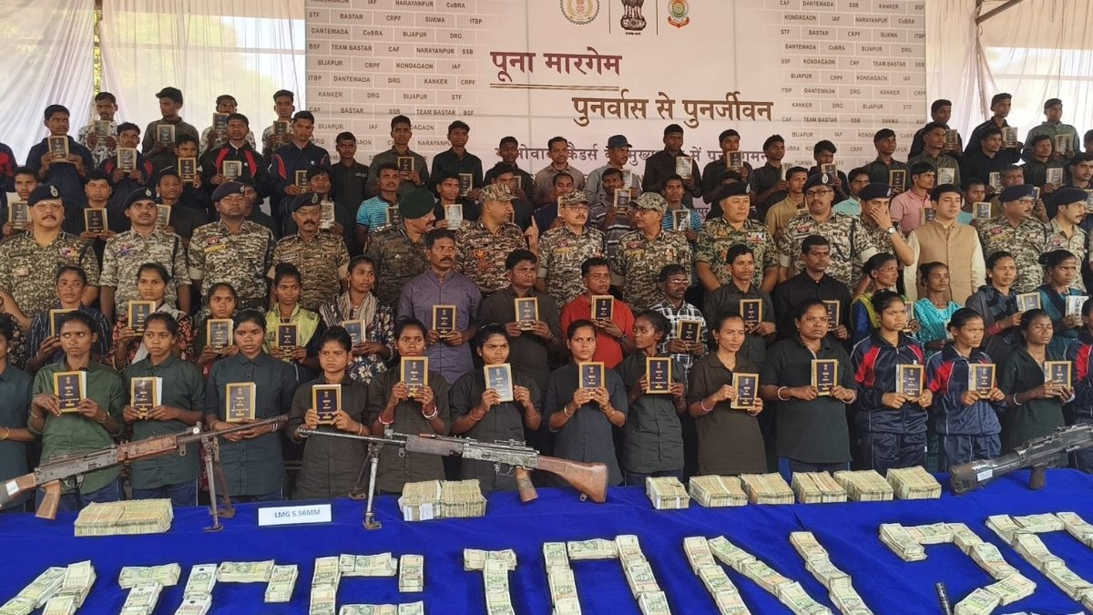छत्तीसगढ़ में माओवाद को बड़ा झटका : 44 महिला समेत 108 नक्सलियों ने किया सरेंडर