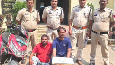 फर्जी पुलिस बनकर आधार कार्ड जांच के बहाने झपटी वृद्धा की सोने की चैन, चंद घंटों में आरोपी गिरफ्तार…