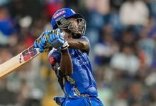 दो गेंदों में 2 बार कैच, फिर भी आउट नहीं हुआ ये बल्लेबाज,  MI vs RCB मैच में गजब हो गया