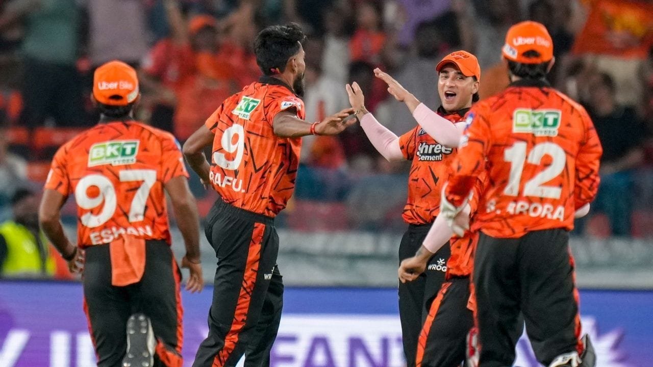 SRH vs RR: प्रफुल हिंगे के सामने राजस्थान का ब्रेक फेल, हैदराबाद ने जीत के साथ की जोरदार वापसी SRH vs RR: प्रफुल हिंगे के सामने राजस्थान का ब्रेक फेल, हैदराबाद ने जीत के साथ की जोरदार वापसी