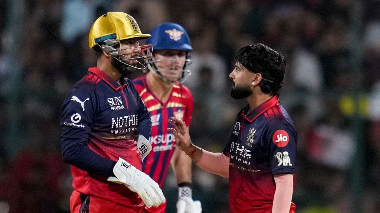 IPL 2026 में फिर से मोबाइल फोन पर बवाल, RR के बाद RCB के स्टार ने की ऐसी हरकत IPL 2026 में फिर से मोबाइल फोन पर बवाल, RR के बाद RCB के स्टार ने की ऐसी हरकत