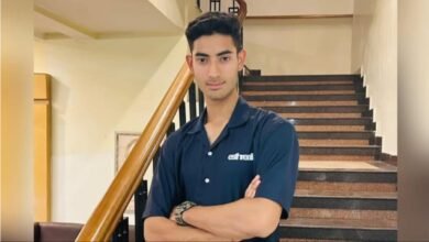 IPL 2026: RCB की जर्सी में विराट कोहली के साथ दिखा, अब मुंबई इंडियंस से खेलेगा, इस खिलाड़ी की ली जगह