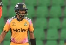 बाबर आजम ने सरेआम किसे जलील करवा दिया? PSL के मैच का Video वायरल