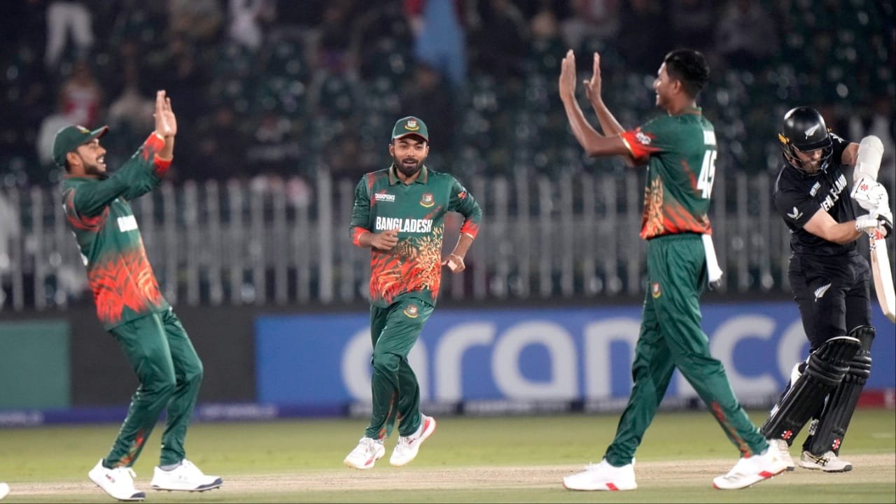 BAN vs NZ: 32 रन पर 5 विकेट… न्यूजीलैंड के खिलाफ बांग्लादेशी गेंदबाज ने उगली आग, वनडे में दूसरी बार किया ऐसा BAN vs NZ: 32 रन पर 5 विकेट… न्यूजीलैंड के खिलाफ बांग्लादेशी गेंदबाज ने उगली आग, वनडे में दूसरी बार किया ऐसा