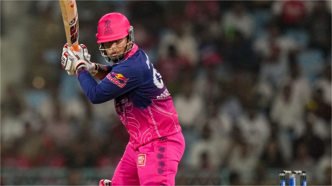 Vaibhav Sooryavanshi: वैभव सूर्यवंशी का इस गेंदबाज के सामने सरेंडर, मेडन ओवर खेला, विकेट भी दिया