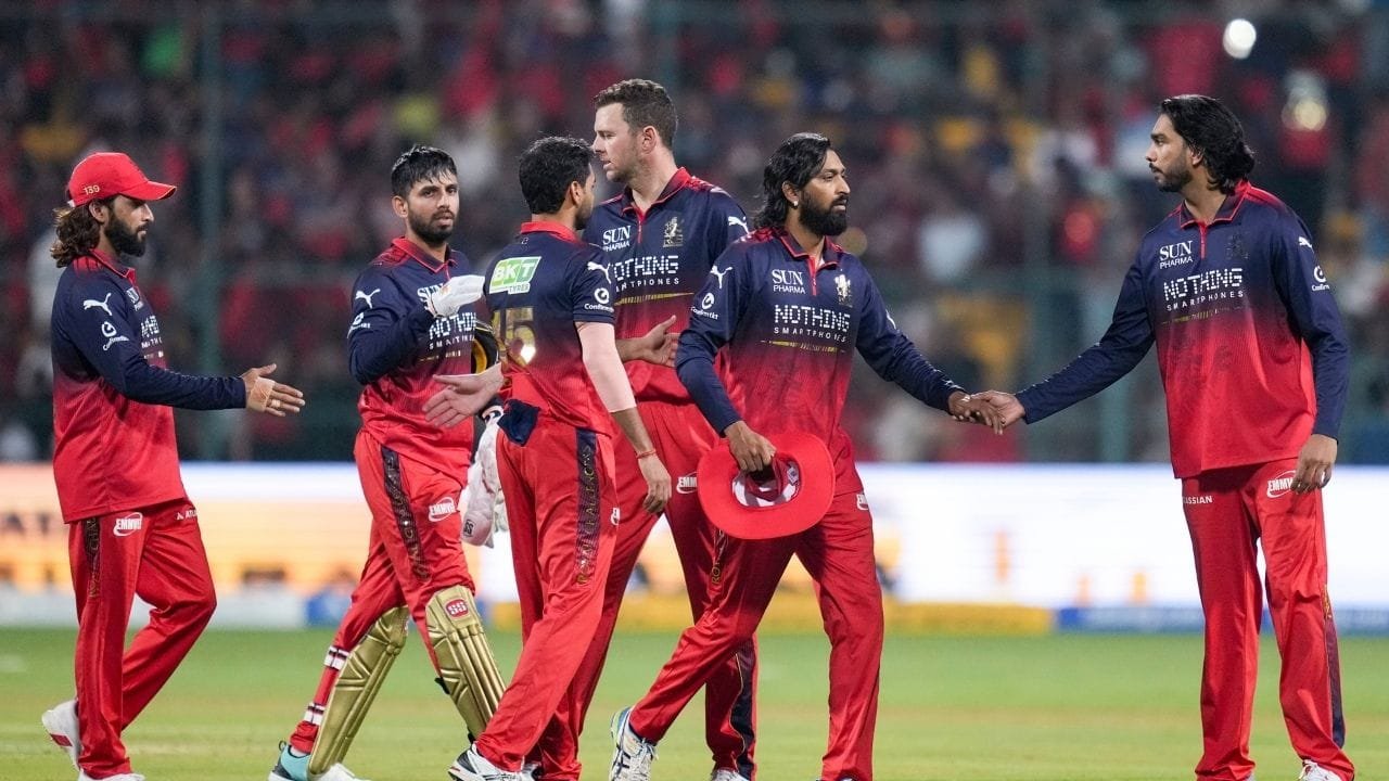 VIDEO: दिल्ली की गलियों में IPL की प्रैक्टिस! RCB के सितारों ने मैच से पहले खेला गली क्रिकेट