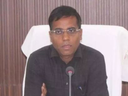 कलेक्टर डॉ. कन्नौजे ने पंचायत विभाग के विकासमूलक कार्यों की समीक्षा की