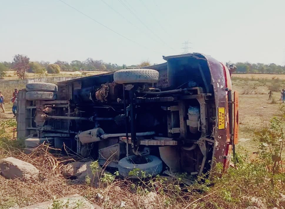कटनी धक्का लगाकर स्टार्ट हुई बस बनी हादसे की वजह, कटनी में 5 घायल कटनी धक्का लगाकर स्टार्ट हुई बस बनी हादसे की वजह, कटनी में 5 घायल