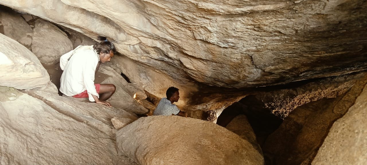 गढ़पहाड़ की गुफाएं: आदिम मानव सभ्यता की जीवंत कहानी गढ़पहाड़ की गुफाएं: आदिम मानव सभ्यता की जीवंत कहानी