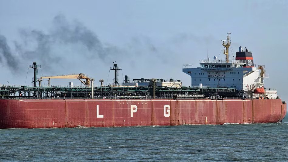 होर्मुज से राहत की खबर: 44 हजार टन LPG लेकर मुंबई की ओर बढ़ा जहाज, 17 टैंकर और कतार में