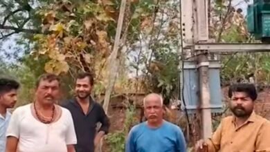रीवा: चचाई गांव में एक महीने से जला ट्रांसफार्मर, बूंद-बूंद पानी को तरस रहे ग्रामीण; सांसद के खिलाफ फूटा आक्रोश