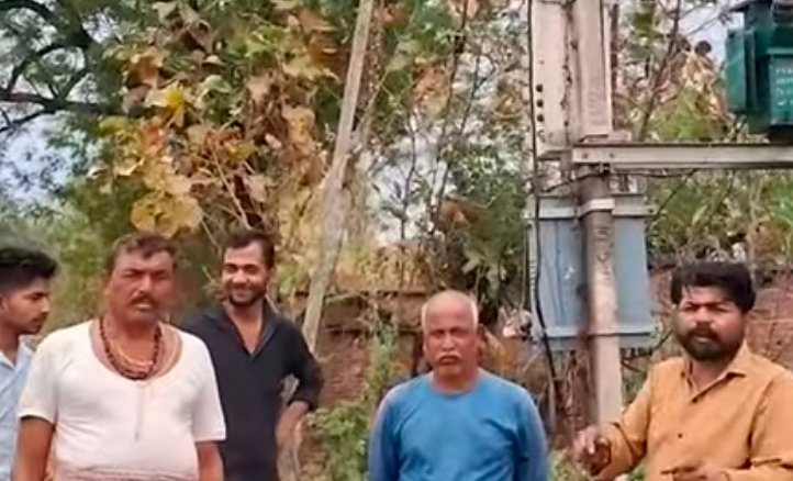 रीवा: चचाई गांव में एक महीने से जला ट्रांसफार्मर, बूंद-बूंद पानी को तरस रहे ग्रामीण; सांसद के खिलाफ फूटा आक्रोश रीवा: चचाई गांव में एक महीने से जला ट्रांसफार्मर, बूंद-बूंद पानी को तरस रहे ग्रामीण; सांसद के खिलाफ फूटा आक्रोश
