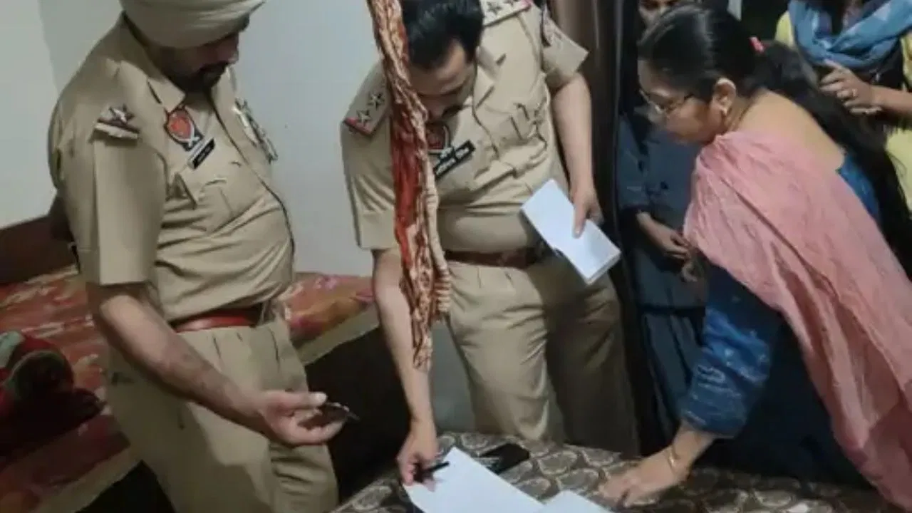 सिनेमा हॉल में काम करती युवती का मृत शरीर पीजी में लटका मिला, पंजाब पुलिस ने मामला दर्ज किया सिनेमा हॉल में काम करती युवती का मृत शरीर पीजी में लटका मिला, पंजाब पुलिस ने मामला दर्ज किया