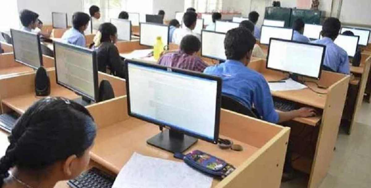 JEE Mains की परीक्षा में पकड़ाया मुन्नाभाई : चप्पल के अंदर छिपाकर Exam सेंटर में ले गया था मोबाइल, गार्ड की सतर्कता से पकड़ा गया आरोपी छात्र