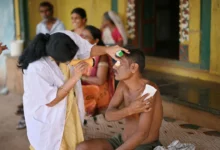 आंखों को धीरे-धीरे कमजोर कर रही हैं आपकी ये आदतें, डॉक्टर से जानिए सच्चाई