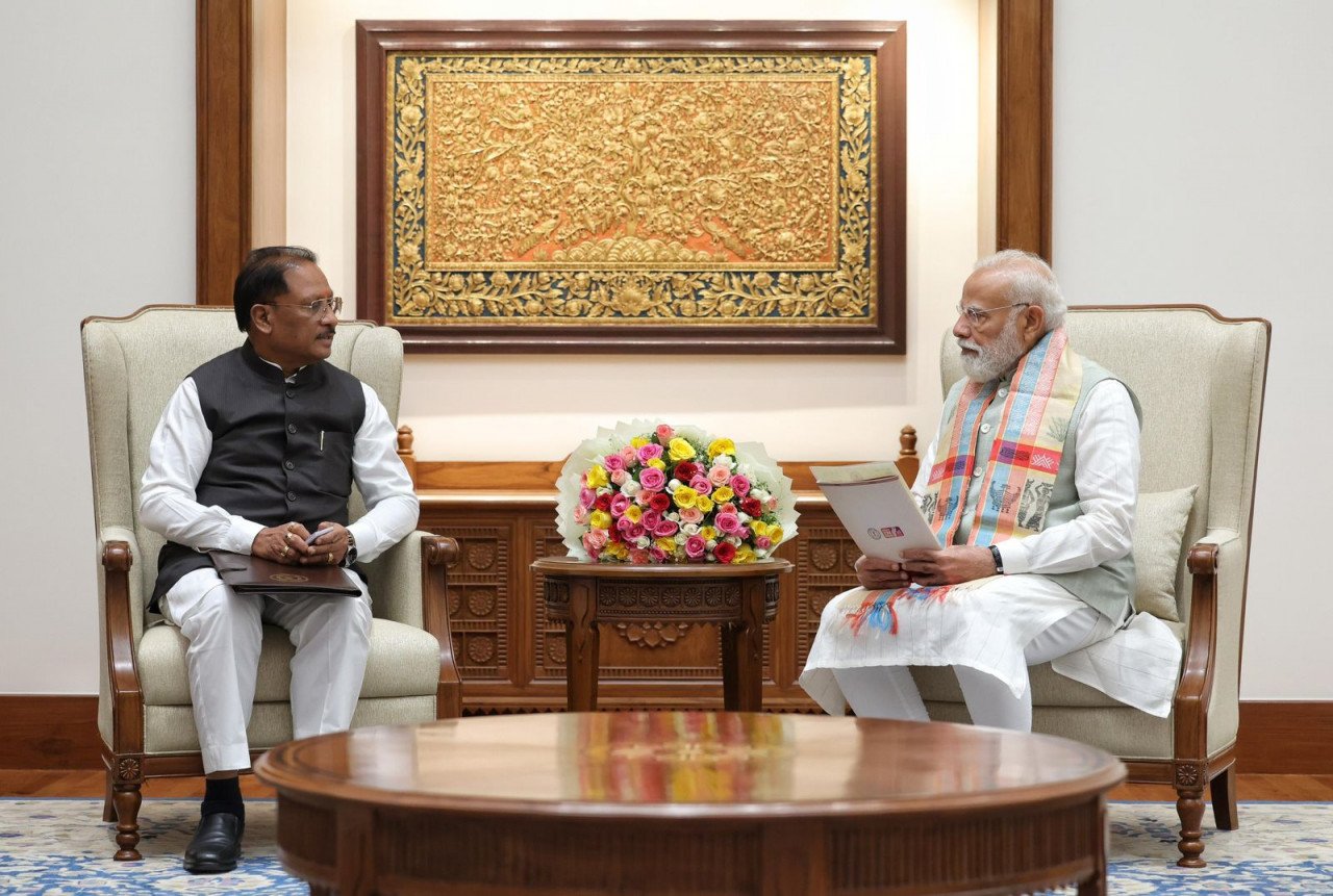 बस्तर 2.0 की शुरुआत : मुख्यमंत्री साय ने पीएम मोदी को दिया आमंत्रण, विकास का ब्लूप्रिंट सौंपा