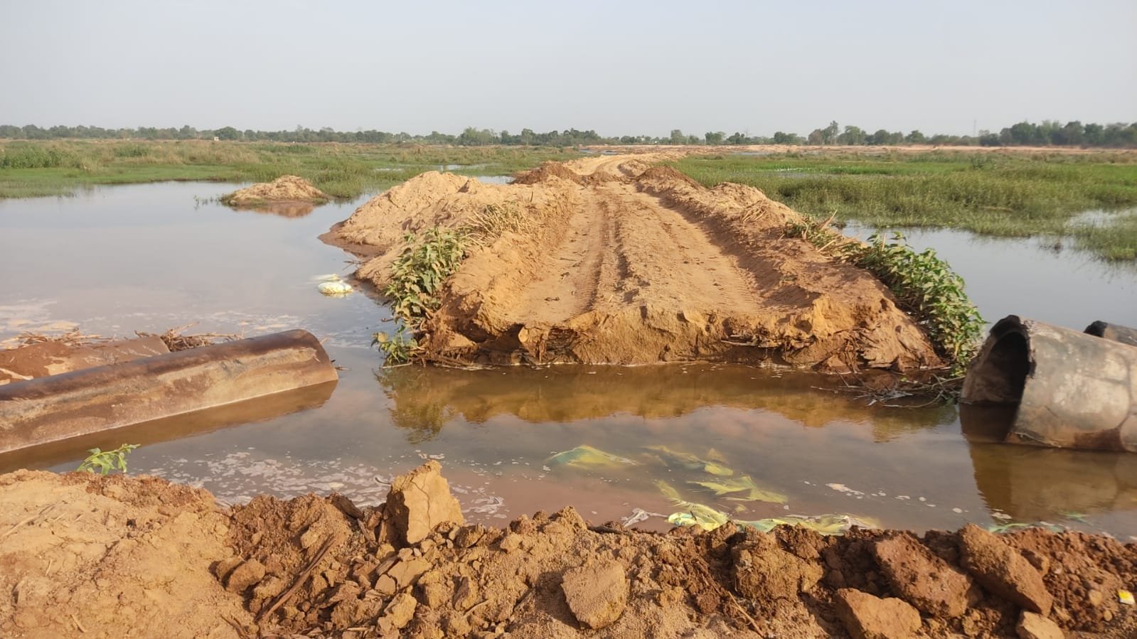 एसडीएम अभनपुर व तहसीलदार गोबरा नवापारा ने अवैध रेत उत्खनन निकासी एवं पथ कर नाका को बंद कराने की कार्रवाई की