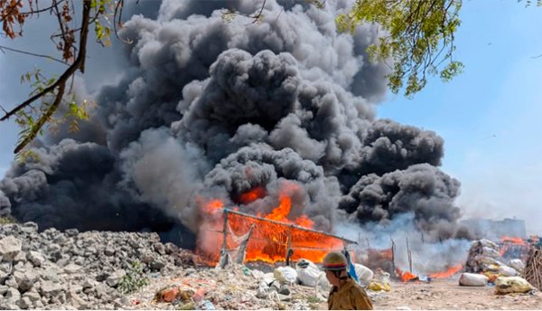 गाजियाबाद: कनवानी गांव की झुग्गियों में भीषण आग, 500 से अधिक झोपड़ियां जलीं, सिलिंडर फटने से मचा हड़कंप