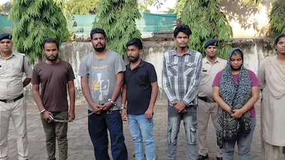 इंस्टाग्राम हनीट्रैप में युवक का अपहरण, 1 करोड़ की फिरौती मांगने वाले 5 आरोपी गिरफ्तार इंस्टाग्राम हनीट्रैप में युवक का अपहरण, 1 करोड़ की फिरौती मांगने वाले 5 आरोपी गिरफ्तार