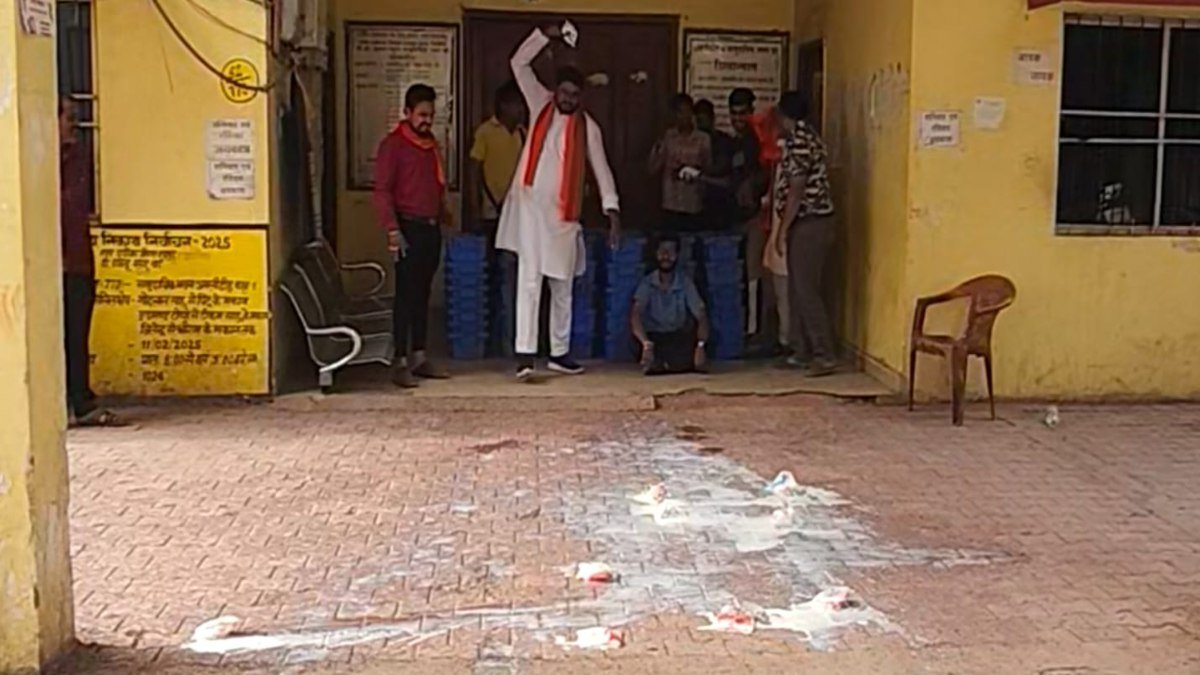 नगर निगम की कार्रवाई के खिलाफ देवभोग मिल्क पार्लर संघ का उग्र प्रदर्शन, नगर निगम की कार्रवाई के खिलाफ देवभोग मिल्क पार्लर संघ का उग्र प्रदर्शन,