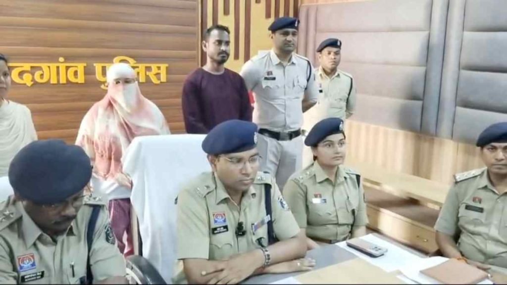 फर्जी मैरिज ब्यूरो का भंडाफोड़ : 2286 युवतियों की फोटो डाउनलोड कर बनाई फर्जी प्रोफाइल,युवक-युवती गिरफ्तार फर्जी मैरिज ब्यूरो का भंडाफोड़ : 2286 युवतियों की फोटो डाउनलोड कर बनाई फर्जी प्रोफाइल,युवक-युवती गिरफ्तार
