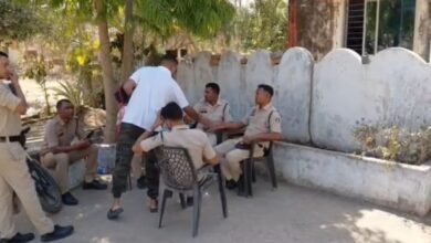 शराब तस्करों को पकड़ने गई पुलिस पर हमला, TI समेत कई घायल… 10 आरोपी गिरफ्तार