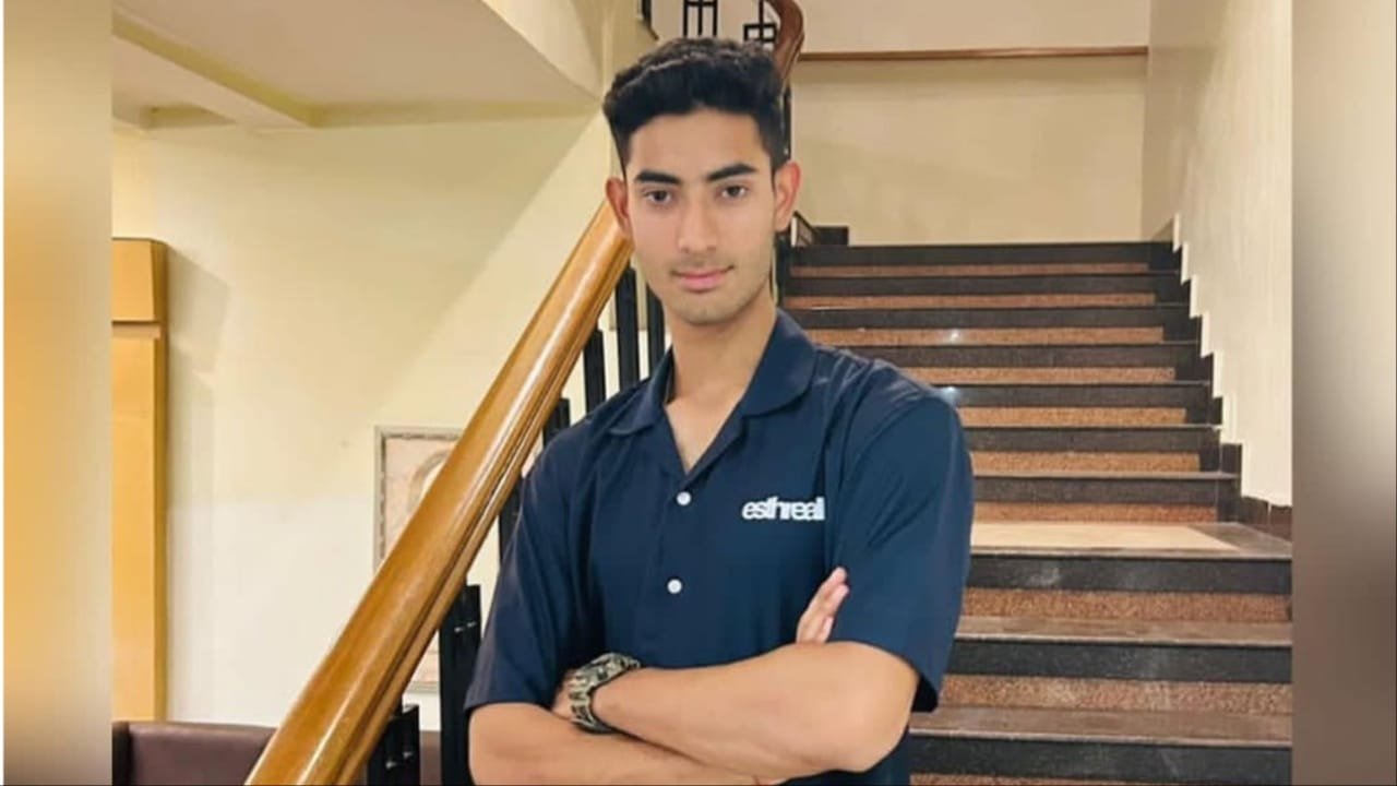 IPL 2026: RCB की जर्सी में विराट कोहली के साथ दिखा, अब मुंबई इंडियंस से खेलेगा, इस खिलाड़ी की ली जगह