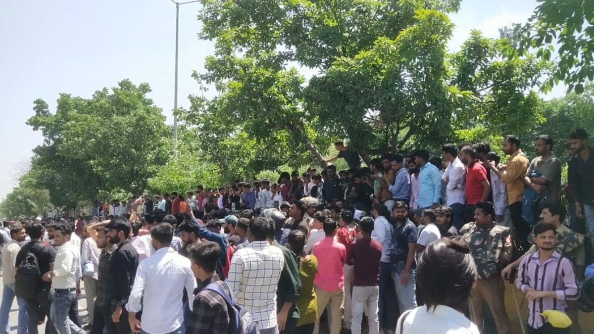 नोएडा में श्रमिकों का उग्र प्रदर्शन: 5 वाहन फूंके, पुलिस की गाड़ी भी आग के हवाले; दिल्ली-नोएडा बॉर्डर पर हाई अलर्ट