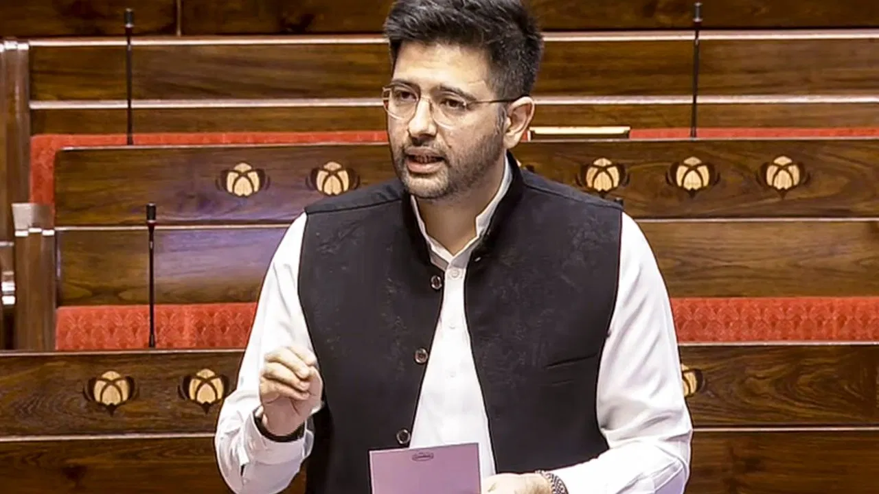 राघव चड्ढा के पद से हटने पर गरमाई सियासत, AAP और विपक्ष के बीच आरोप-प्रत्यारोप