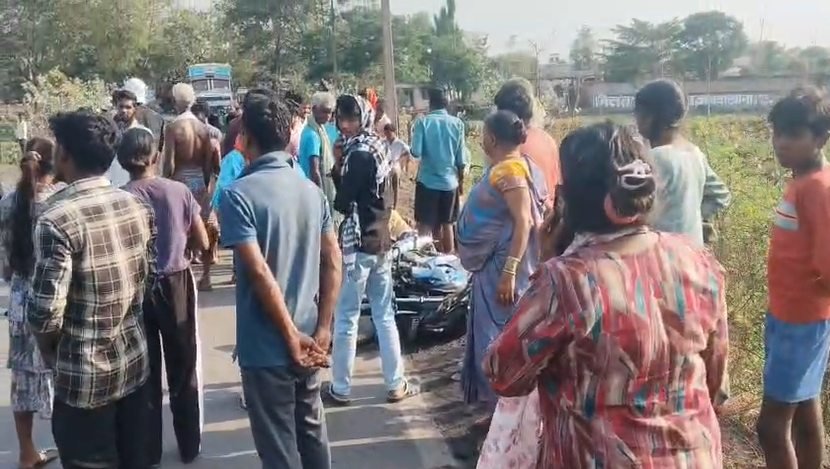 CG हादसा: ट्रेलर की टक्कर से बाइक सवारों की मौत, महिला सहित 2 ने मौके पर तोड़ा दम, एक की हालत नाजुक