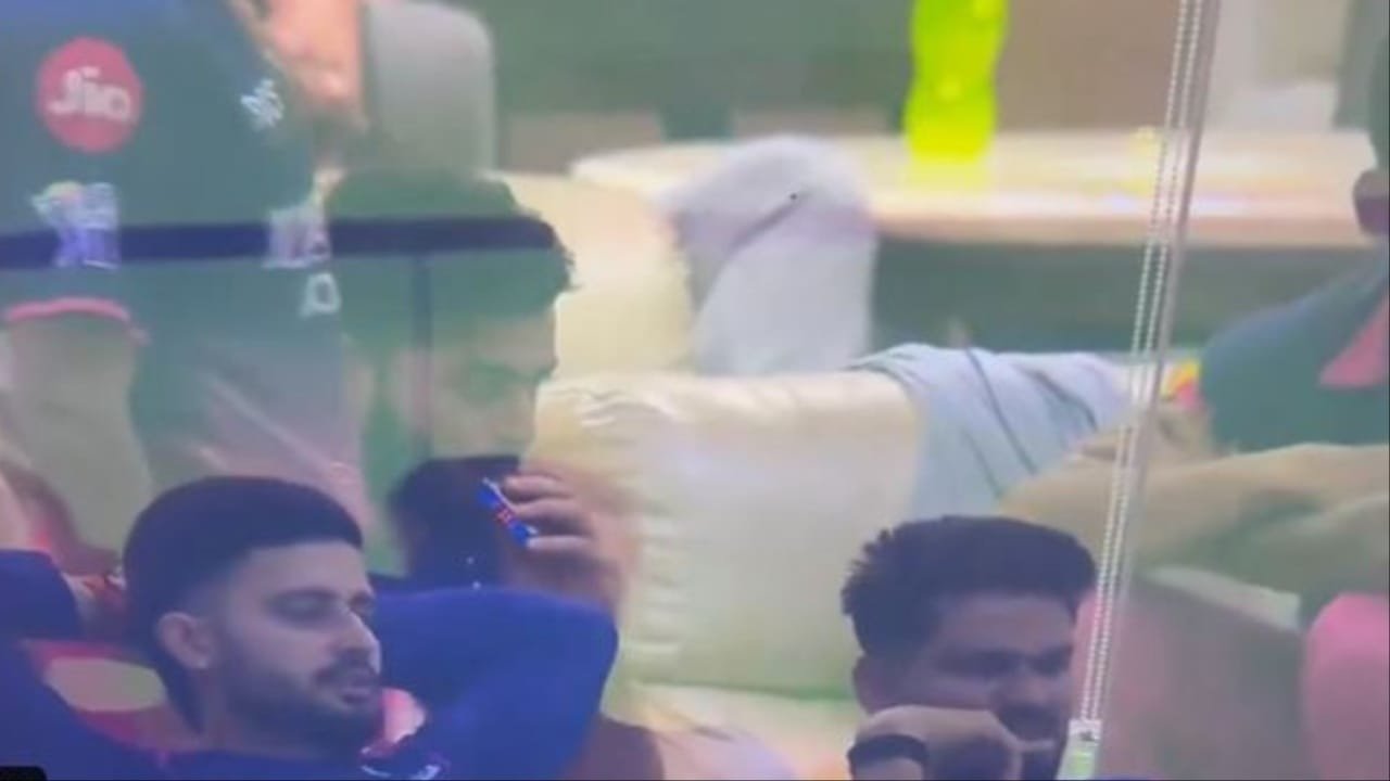 Riyan Parag Vaping: भारत में बैन इस सिगरेट से कश लगाते दिखे रियान पराग, RR के कप्तान पर होगी कार्रवाई?
