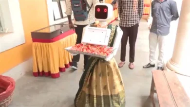 पुदुचेरी में हाई-टेक वोटिंग का नज़ारा: AI रोबोट ‘नीला’ कर रही मतदाताओं का स्वागत, बना आकर्षण का केंद्र