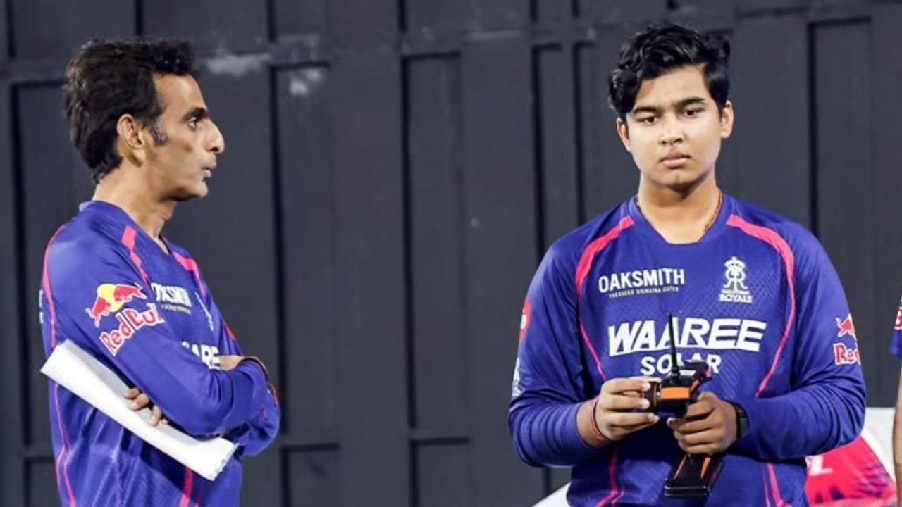 IPL 2026: वैभव सूर्यवंशी के साथ बैठकर मोबाइल चला रहा था RR का मैनेजर, Viral Video से मचा बवाल