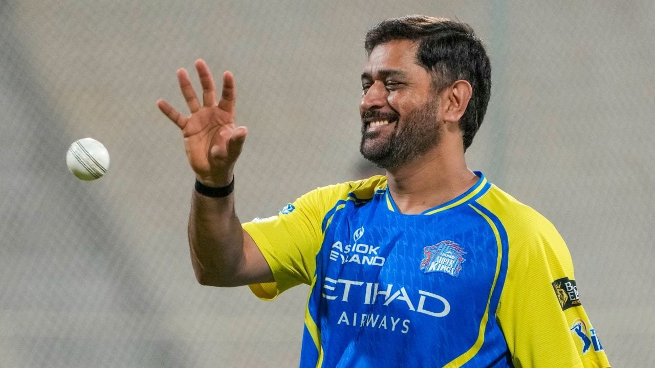 IPL 2026: मैच डे पर CSK के ड्रेसिंग रूम से क्यों गायब हैं MS Dhoni? कोच ने किया बड़ा खुलासा
