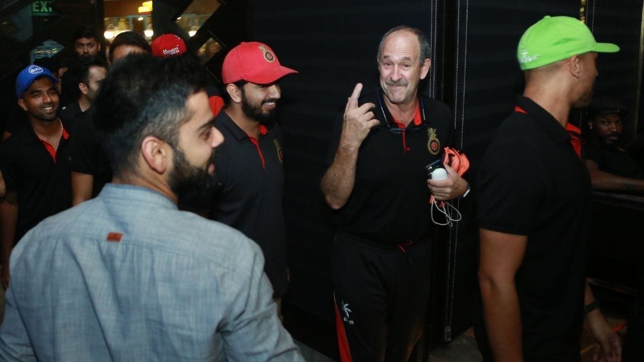 RCB में बिताए 18 साल, कोहली ने जिसके साथ गुजारा लंबा वक्त, IPL से अलग हुआ ये दिग्गज RCB में बिताए 18 साल, कोहली ने जिसके साथ गुजारा लंबा वक्त, IPL से अलग हुआ ये दिग्गज