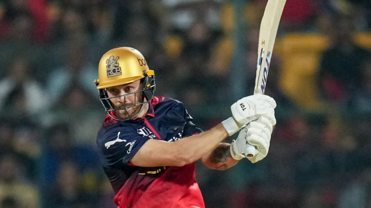 IPL 2026: फिल सॉल्ट हुए बाहर तो पाकिस्तान में खेलने वाले खिलाड़ी को मौका दे सकती है RCB, ये 4 बल्लेबाज हैं दावेदार