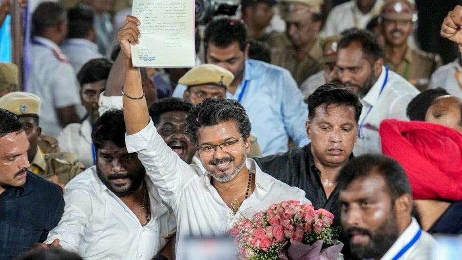 तमिलनाडु में थलपति विजय की सरकार: 120 विधायकों के समर्थन के साथ कल लेंगे मुख्यमंत्री पद की शपथ तमिलनाडु में थलपति विजय की सरकार: 120 विधायकों के समर्थन के साथ कल लेंगे मुख्यमंत्री पद की शपथ