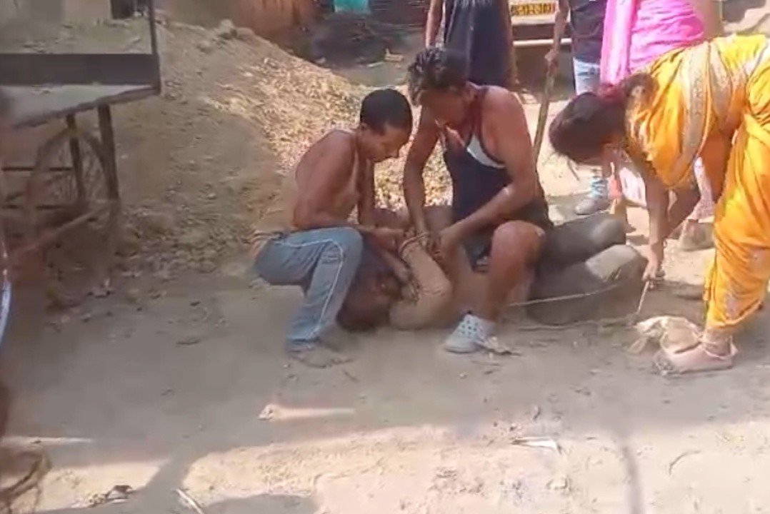 अमानवीयता की हद: युवक को बांधकर पीटा, वायरल वीडियो पर पुलिस ने लिया संज्ञान अमानवीयता की हद: युवक को बांधकर पीटा, वायरल वीडियो पर पुलिस ने लिया संज्ञान