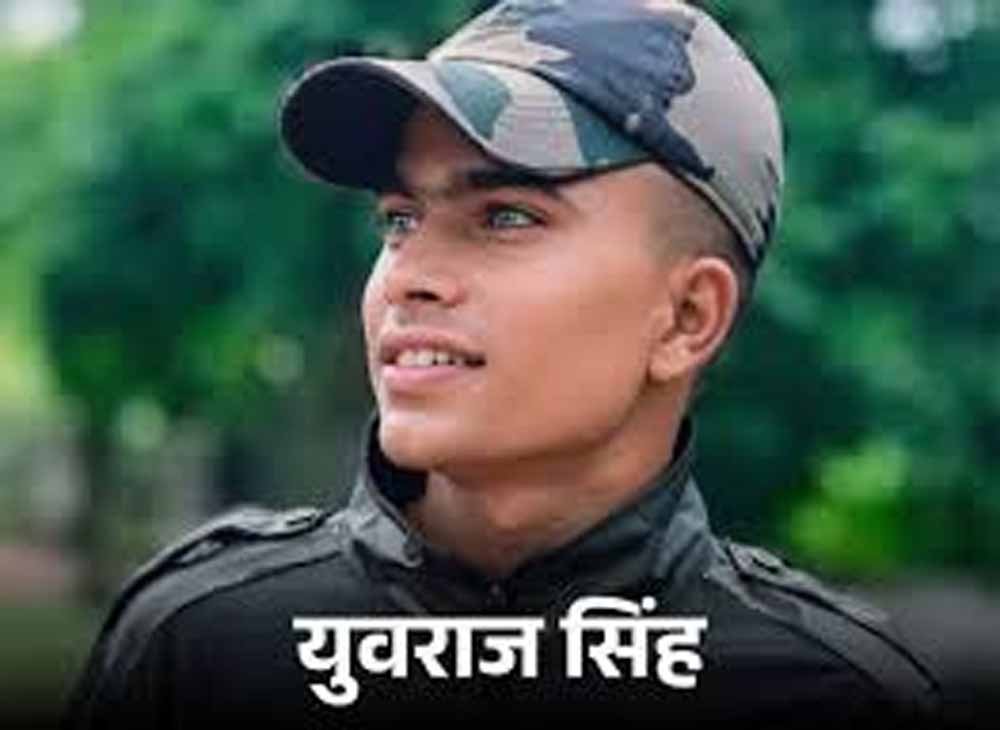 25 किलोमीटर लंबी अंतिम यात्रा में ‘भारत माता की जय’ के नारों से गूंजा पूरा क्षेत्र 25 किलोमीटर लंबी अंतिम यात्रा में ‘भारत माता की जय’ के नारों से गूंजा पूरा क्षेत्र