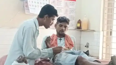 अस्पताल में लापरवाही का दावा, मरीज की ड्रेसिंग करता दिखा दोस्त