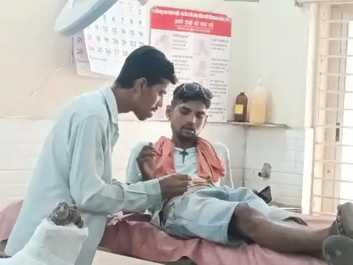 अस्पताल में लापरवाही का दावा, मरीज की ड्रेसिंग करता दिखा दोस्त