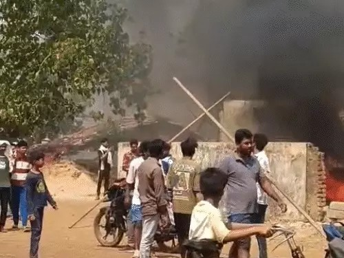 रायपुर में युवक की चाकू मारकर हत्या, गुस्साए ग्रामीणों ने आरोपी के घर और वाहन में की तोड़फोड़