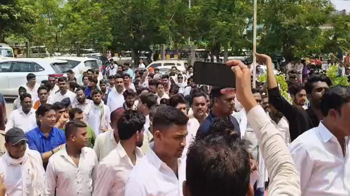 आरंग में तनावपूर्ण माहौल: मारपीट के आरोप के बाद सतनामी समाज सड़क पर, पुलिस अलर्ट मोड पर आरंग में तनावपूर्ण माहौल: मारपीट के आरोप के बाद सतनामी समाज सड़क पर, पुलिस अलर्ट मोड पर
