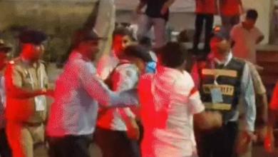 रायपुर IPL मैच में बवाल: गेट तोड़कर स्टेडियम में घुसी भीड़, पुलिस-सुरक्षाकर्मियों ने फैंस को पीटा; टिकट होने के बावजूद एंट्री नहीं मिलने का आरोप
