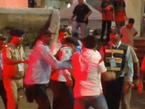 रायपुर IPL मैच में बवाल: गेट तोड़कर स्टेडियम में घुसी भीड़, पुलिस-सुरक्षाकर्मियों ने फैंस को पीटा; टिकट होने के बावजूद एंट्री नहीं मिलने का आरोप