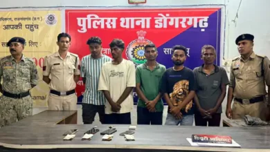 डोंगरगढ़ में जुआ खेलते 5 आरोपी गिरफ्तार, गांव में दबिश देकर पुलिस ने की कार्रवाई